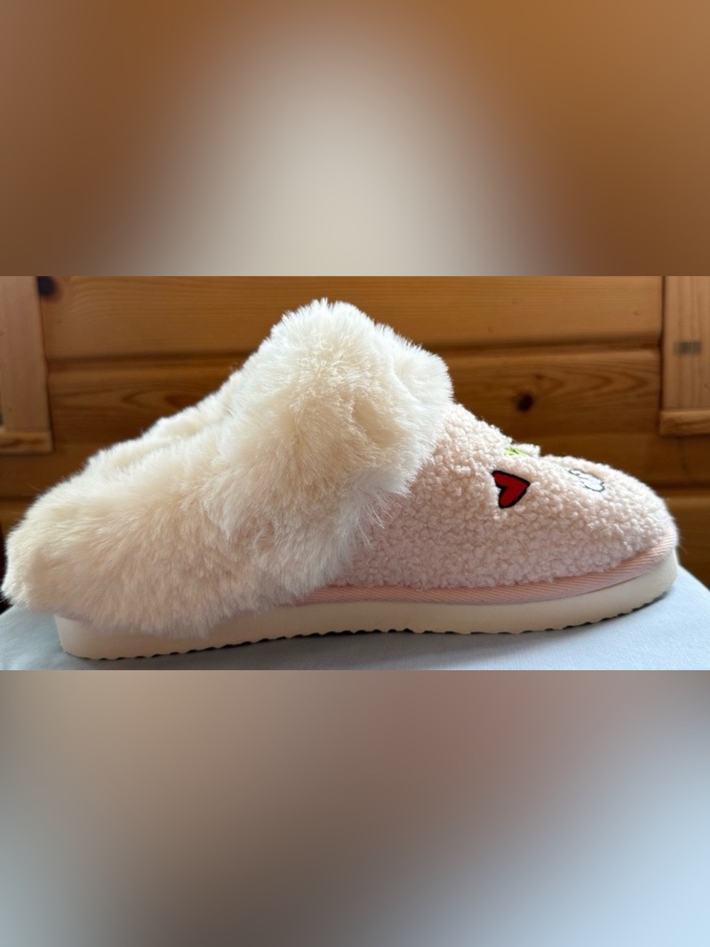 American Eagle Women's Plush Grinch Holiday Slippers in Cream 8 NWOT - Picture 4 of 14